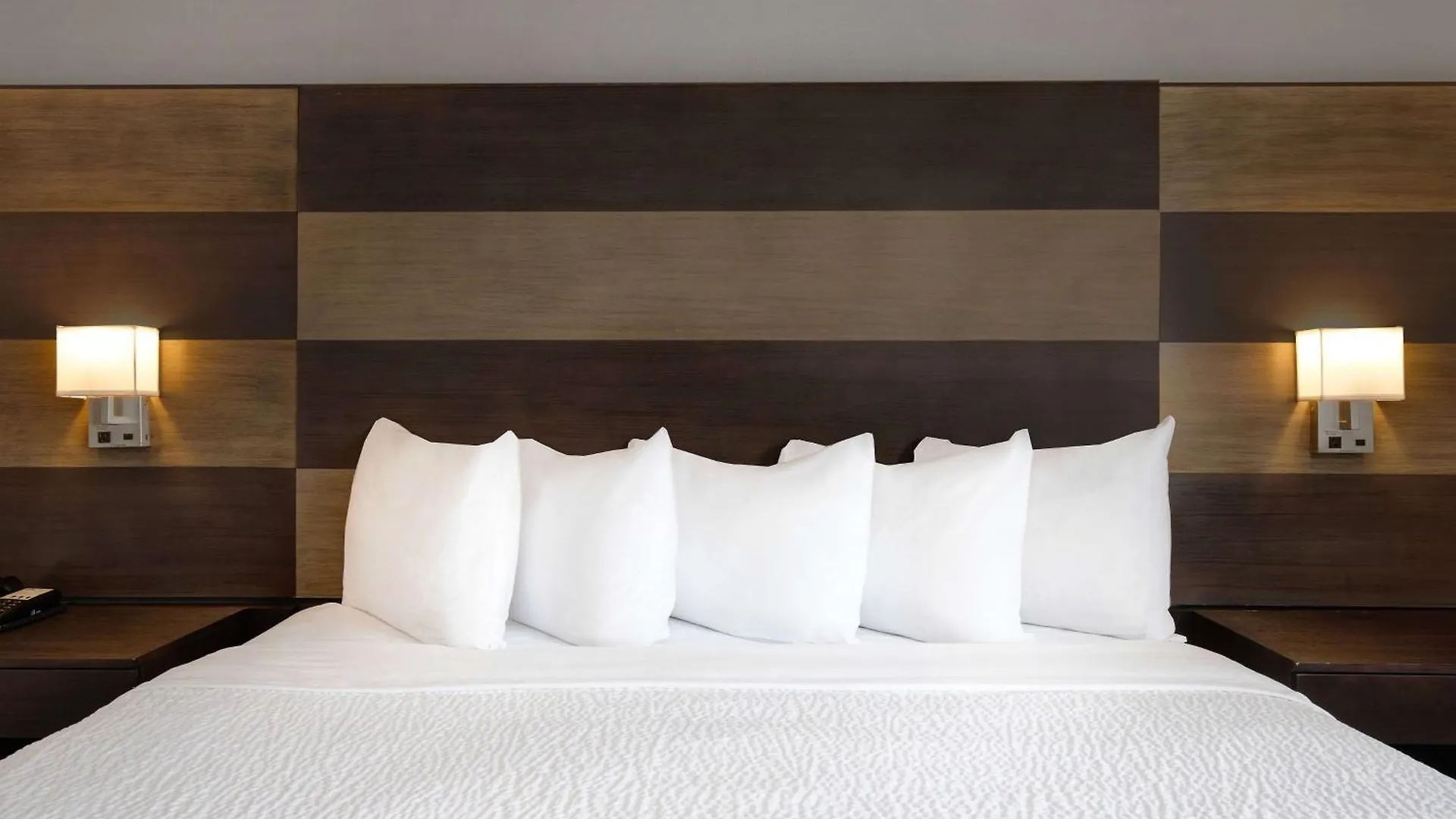 Days Inn By Wyndham Calgary South Hotel