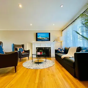 Spacious 3 Bedroom With Parking Holiday home